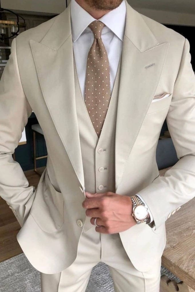 Traje color neutro